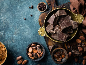 تحتوي الشوكولا الداكنة على الثيوبرومين تساعد في علاج السعال (shutterstock.com)