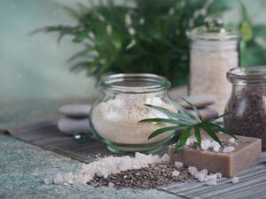  إزالة الجلد الميت يساعد على تنعيم البشرة (shutterstock.com)
