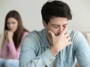 أغلب الأشخاص الذين يشعرون بنقص يحاولون إسقاط هذا الشعور على من أمامهم (shutterstock.com)
