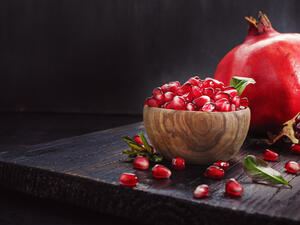 شرب عصير الرمان بانتظام يقوي بصيلات الشعر ويمنع تساقطه (shutterstock.com)