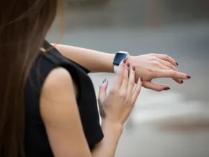  الساعات الذكية يمكن أن تساعد في إضافة عامين إلى حياتك (shutterstock.com)
