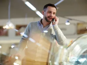 يجب على الرجل أن يبقى على تواصل دائم مع زوجته (shutterstock.com)