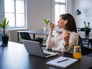 عليك أن تمضغ الطعام ببطيء قبل البلع (shutterstock.com)