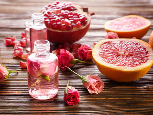 يقوم زيت الورد بتغذية البشرة، ويساعدها في الاحتفاظ برطوبتها (shutterstock.com)
