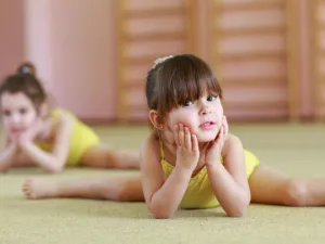 يساعد الجمباز على تقوية العضلات ويحسن من صحة الهيكل العظمي بالكامل. (shutterstock.com)
