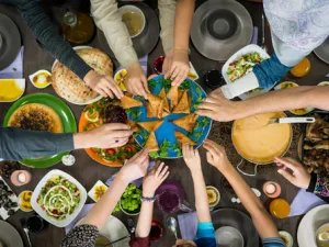 ياسهم الصيام في تعديل نسبة الدهون والغلوكوز في الدم (shutterstock.com)

