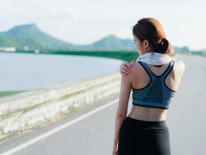 إذا لم تفلح كل هذه التدابير في تخفيف الألم عليك راجعة الطبيب (shutterstock.com)