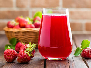 يحتوي عصير الفراولة على فيتامين C الذى يمنح البشرة النضارة والحيوية (shutterstock.com)
