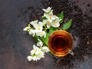 يحتوي الشاي بالياسمين على خصائص مضادة للفيروسات والجراثيم