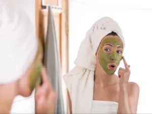 اخلطي مسحوق الطمي مع الشاي الأخضر للحصول على خليط متجانس (shutterstock.com)
