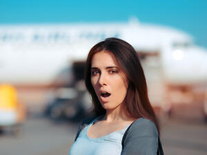 هناك الكثير من الناس الذين يخافون ركوب الطائرات (shutterstock.com)
