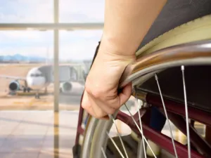 يحتاج ذوو الهمم إلى عناية خاصة عند السفر (shutterstock.com)
