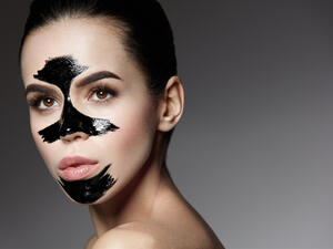 الرؤوس البيضاء تتكون نتيجة انسداد مسامات البشرة (shutterstock.com)