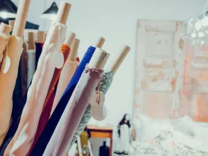 تحتوي الأنسجة الصناعية على العديد من المكونات الكيميائية التي من الممكن أن تضر بالصحة (shutterstock.com)
