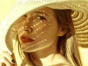 تتمركز البقع البنية عادةً في مناطق الجسم الأكثر تعرضًا للشمس أي الوجه واليدين