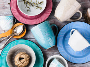 الأواني الملونة تحتوي على تراكيز عالية من المعادن الثقيل(shutterstock.com)