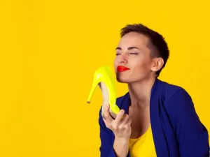تنبعث من الأحذية روائح كريهة، وبخاصة خلال فصل الشتاء (shutterstock.com)