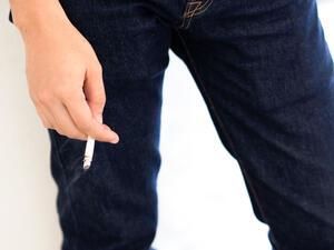 تمتد آثار التدخين السلبية إلى صحة العظام نفسها (shutterstock.com)
