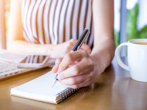 تدوين الملاحظات بخط اليد يُطوّر القدرات الذهنية (shutterstock.com)
