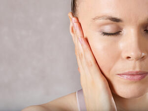 يعتبر التهاب الاذن الوسطى امتداد لالتهاب الجهاز التنفسي العلوي (shutterstock.com)