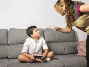 تشكل الألعاب الإلكترونية خطراً بالغاً على عقل الطفل (shutterstock.com)
