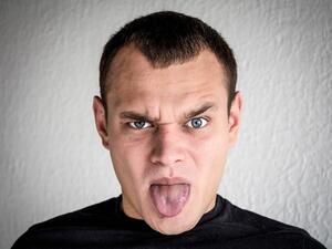 شرب كميات كبيرة من الكولا أو القهوة تتسبب في ظهور ملوحة في الفم (shutterstock.com)