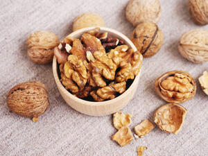 محتوى الألياف العالية في الجوز يحفز نمو البكتيريا «الجيدة» في الأمعاء (shutterstock.com)
