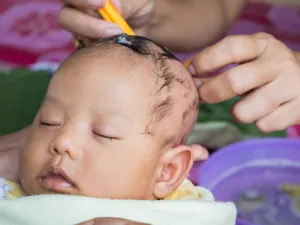  يمكنك قصّ أطراف الشعر فقط بنفسك (shutterstock.com)
