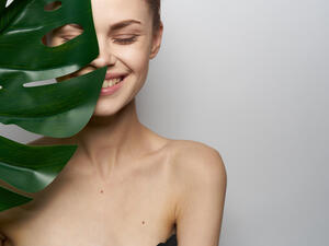 يمكن الحفاظ على شباب ونضارة بشرتك من خلال تناول بعض الأطعمة  (shutterstock.com)
