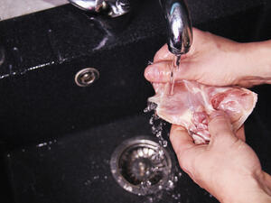 غسل الدواجن بالماء قبل تناولها لن يجرف الأوساخ والبكتيريا (shutterstock.com)