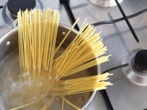 تلتصق المكرونة مع بعضها في كثير من الأحيان عند سلقها (shutterstock.com)