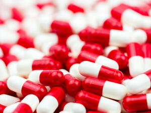 استشر الطبيب قبل تناول المضاد الحيوي (shutterstock)