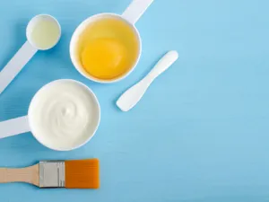 وصفة بسيطة يمكن تطبيقها في المنزل باستخدام البيض بمثابة قناع مضاد للشيخوخة (shutterstock.com)
