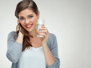 ضرورة شرب الماء على معدة خاوية أو بين وجبات الطعام (shutterstock.com)