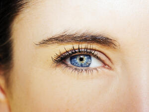 بعض الدراسات أن تناول البيض من الممكن أن يساعد على الحفاظ على صحة العين (shutterstock.com)