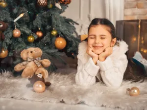 قومي بتشجيع أطفالك بالجلوس في المنزل وتناول المشروبات الساخنة (shutterstock.com)
