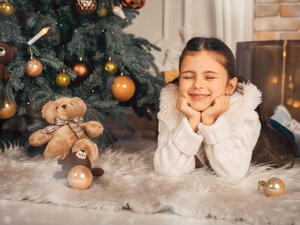 قومي بتشجيع أطفالك بالجلوس في المنزل وتناول المشروبات الساخنة (shutterstock.com)