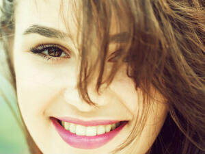 النوم الكثير، او قلة النوم، قد يتسبب انتفاخ العينين (shutterstock.com)