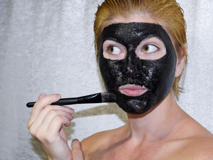 حضري القناع بمكونات بسيطة (shutterstock.com)