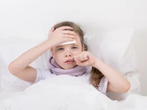 طريقة سهلة وسريعة لمساعدتك في تخفيض حرارة جسم طفلكِ (shutterstock.com)