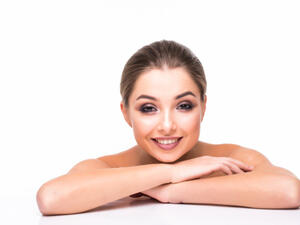 تقشر الشفاة في فصل الشتاء بمكونات بسيطة من المنزل (shutterstock.com)