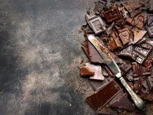 الشوكولاته الداكنة تعمل على تخفيض عدد البروتين الدهني منخفض الكثافة (shutterstock.com)
