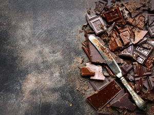 الشوكولاته الداكنة تعمل على تخفيض عدد البروتين الدهني منخفض الكثافة (shutterstock.com)
