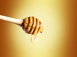 ماء العسل يساعد على التغلب على آلام وانتفاخ البطن (shutterstock.com)