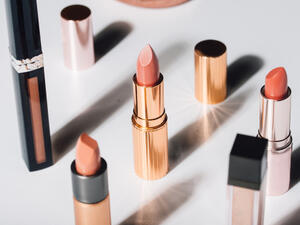 الألوان الحيادية التي تكسو الفم ما هي إلا مصدر من مصادر الجاذبية الطبيعية (shutterstock.com)