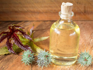 يعمل زيت الخروع بمثابة ملين طبيعي شديد الفعالية في القضاء على الإمساك  (shutterstock.com)