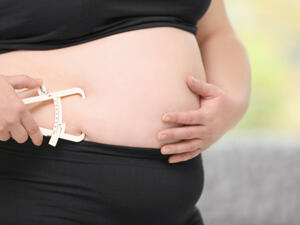 تسبب اارتفاع لدهون في عرقلة عمل الأمعاء وحدوث نوبات الإمساك (shutterstock.com)