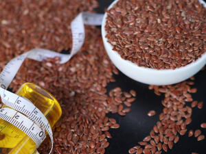 زيت بذر الكتان يجذب الكثيرين لشرائه بسبب قلة أسعاره (shutterstock.com)