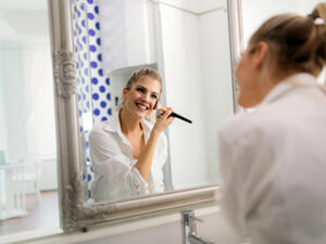 حافظي على نضارة وإشراق بشرتك بخطوات بسيطة في المنزل (shutterstock.com)