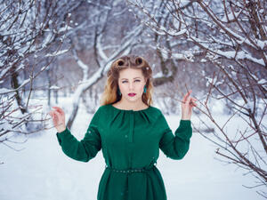 يفضل الخبراء اختيار الألوان الدافئة التي تزيد من إضاءة عينيك (shutterstock.com)